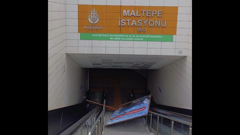 Metro İstasyonunda Üzerine Reklam Panosu Düşen Kişi Yaralandı
