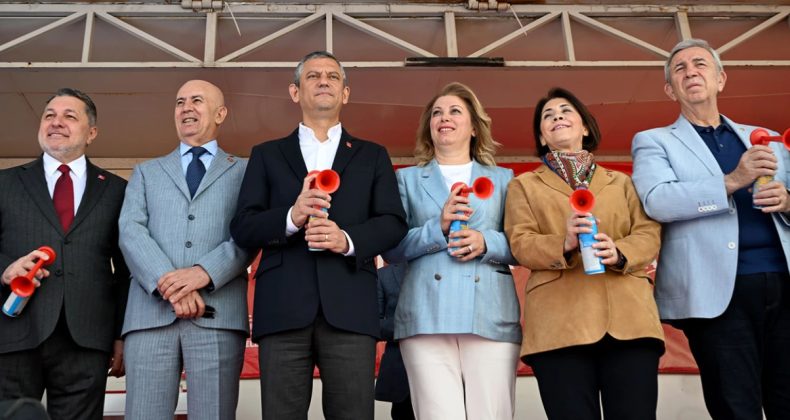 Milli sporcu üstünden çıkarıp Özgür Özel’e verdi