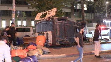 Minibüs Tekstil Ürünleri Taşıyordu, Kaldırıma Çıktı ve Devrildi