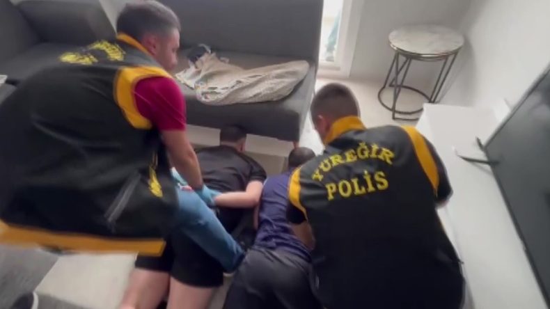 Minibüsten Açılan Ateş: Firari Şüpheli ve Saklayanı Ortaya Çıktı