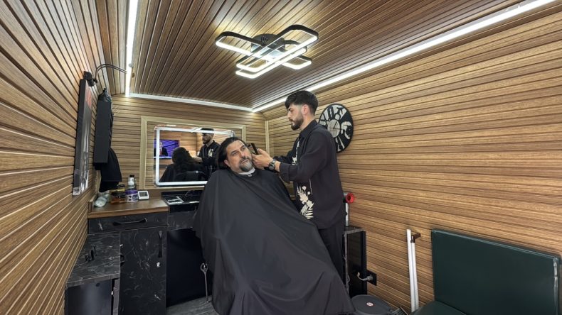 Minibüsü Kuaföre Dönüştürdü, Sokak Sokak Hizmet Veriyor