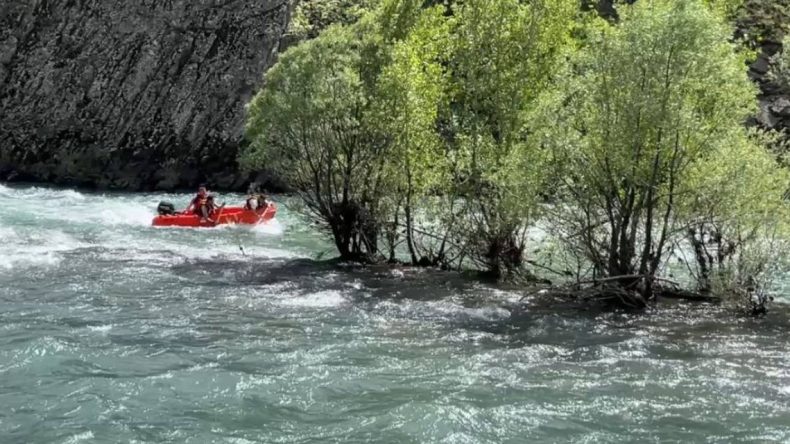 Munzur Nehri’nde Akıntıya Kapılan Kişi Adacığa Sığındı