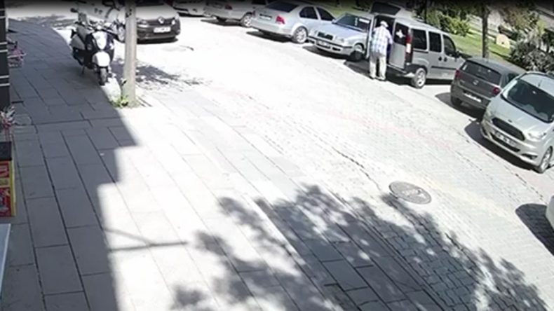 Müşteriye Bal Götürürken Elindeki Baldan Oldu