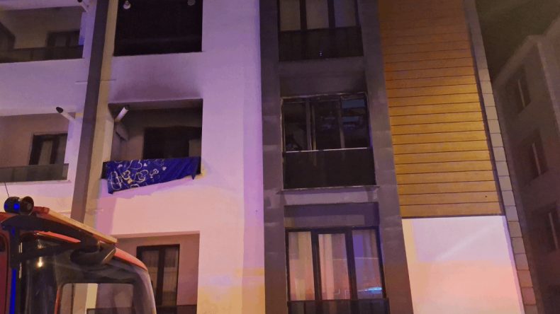 Mutfağında Yangın Çıkan Ev Kül Oldu, Üst Kattaki Aile Dumandan Etkilendi
