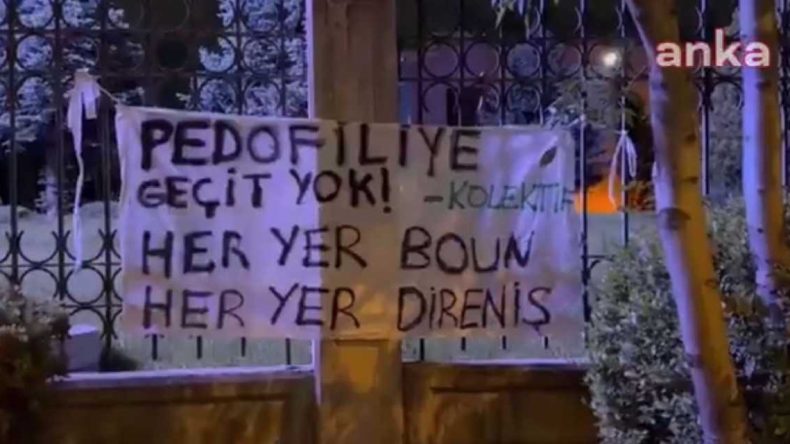 Nureddin Yıldız’ı protesto eden öğrenciler gözaltına alınmıştı: Diyanet İşleri Başkanlığı’na pankart astılar!