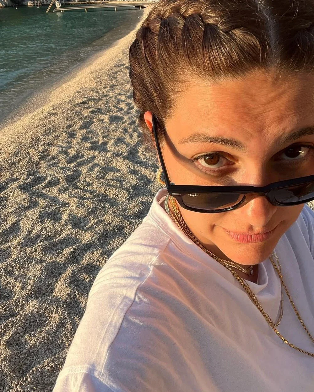 Bergüzar Korel deniz pozu