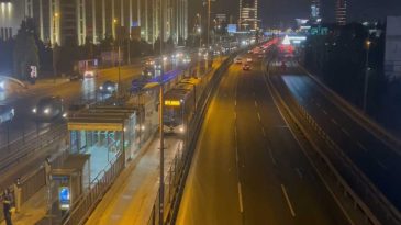 Okmeydanı’nda Metrobüste Yangın: Seferler Bir Süre Durduruldu