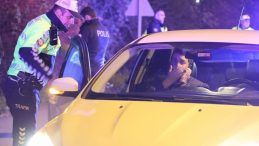 Olaylı Gece: Müdürün Şoförü Alkollü Yakalandı, Sorunlar İle Baş Başa Kaldı
