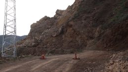 Oltu’da Heyelan: Dağdan Kopan Kayalar Mahalle Yolunu Kapattı
