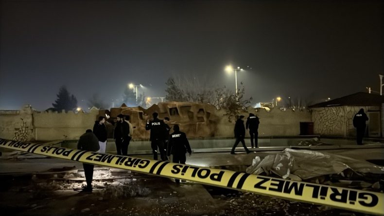 Otomobilden İnen Maskeli Saldırganlar İki Arkadaşa Saldırdı