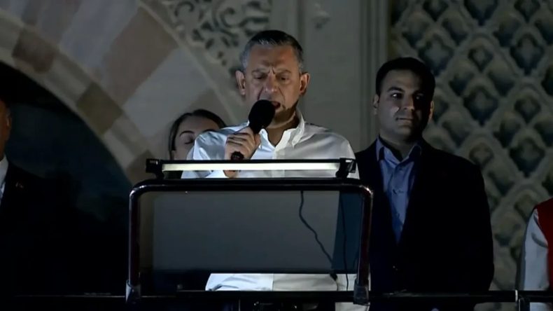 Özgür Özel, Beyazıt Meydanı’ndaki Mitingde İmamoğlu İçin Toplanan İmza Sayısını Duyurdu