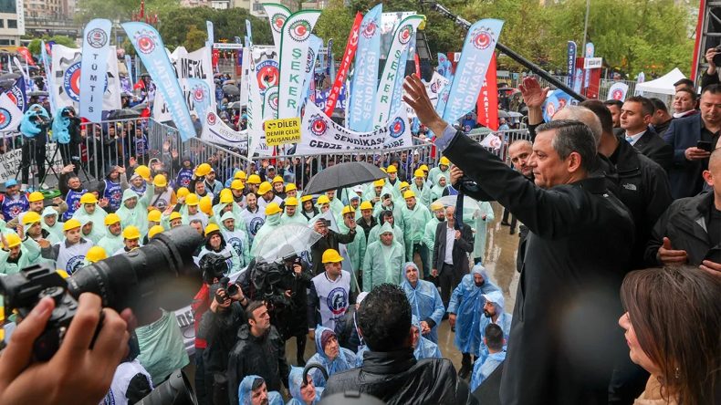 Özgür Özel: Güçlü iktidarlar meydanları yasaklamazlar, bunların dizleri titriyor