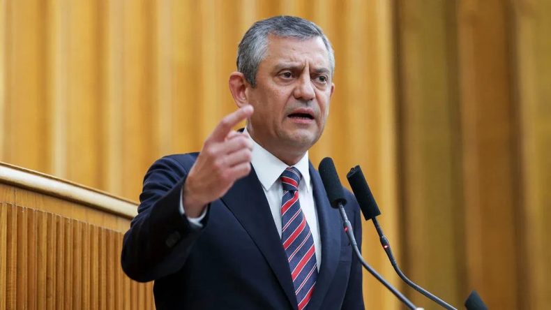 Özgür Özel’den “İmamoğlu” pankartı soruşturmasına tepki: Daha nerelere asacağız