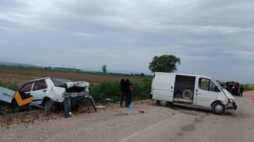 Park Halindeki Araca Minibüs Çarptı: Çok Sayıda Yaralı Var