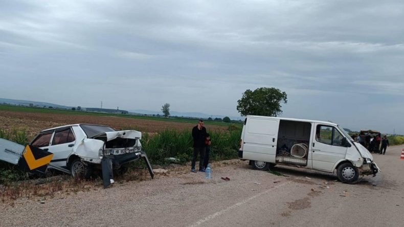 Park Halindeki Araca Minibüs Çarptı: Çok Sayıda Yaralı Var