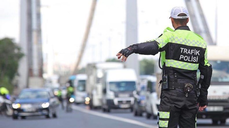 Plakasız Motosikletli Sürücü, Arkadaşını Bırakıp Kaçtı