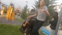 Pusucu Kızlar, Arkadaşlarını Darbederken Kayda Aldı