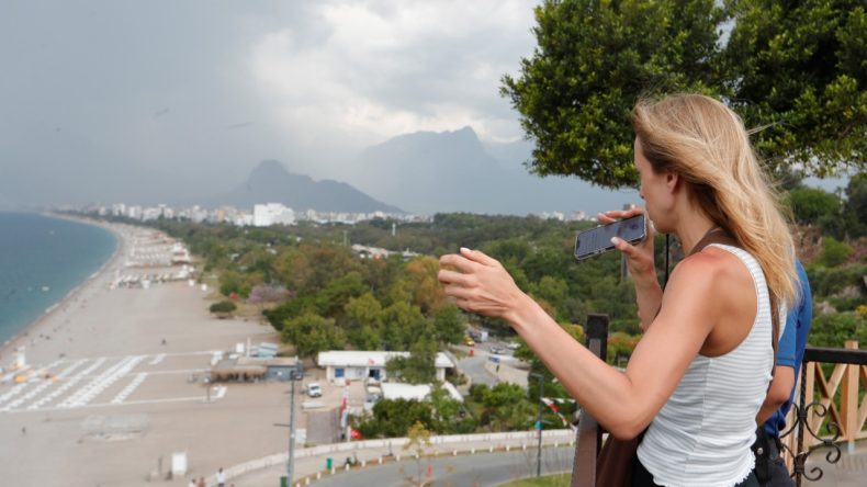 Saati Çalınan Rus Turist Hırsızları Takip Etti