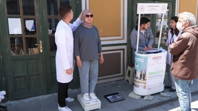 Sağlık Bakanlığı Kilo Kontrolü İçin Meydanlarda