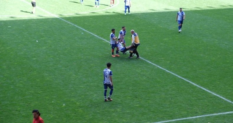 Sakatlanan Futbolcu Sedye Olmayınca Böyle Taşındı