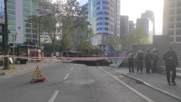Sarıyer’de Yol Çöktü, Trafik Kapandı