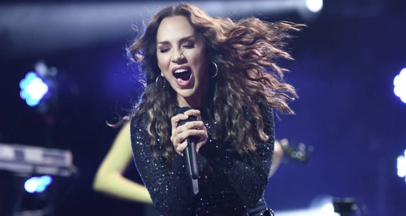 Sertab Erener Konserde Zıpladı: Zıpla Zıpla Zıplamayan…