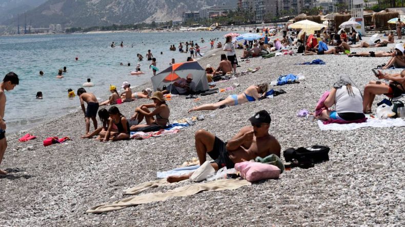 Sıcak Hava Nedeniyle Sahile Yoğun İlgi: Görüntüler Yazı Aratmıyor