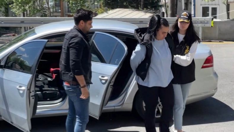 Silahlı Saldırının Ardından Mini Etekle Kaçış