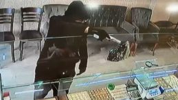 Silahlı Soyguncuya Sandalye Fırlatılarak Önlem Alındı