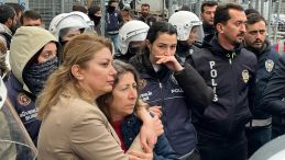 Sımsıkı sarıldı, gözaltına alınmasına müsaade etmedi: 'Muhtarı vermeyeceğim'