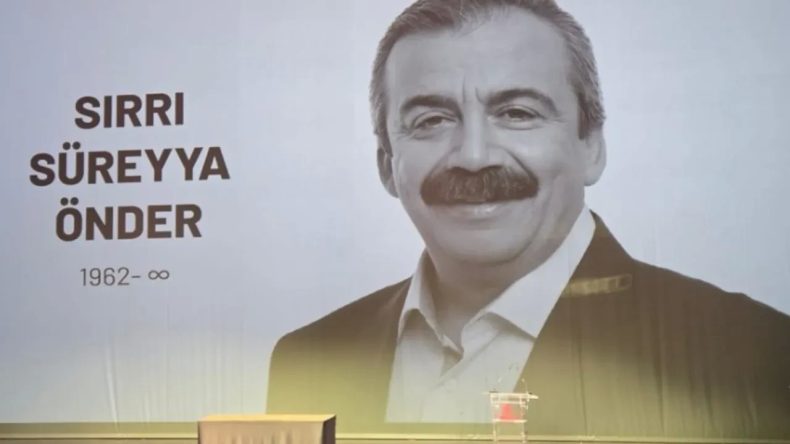 Sırrı Süreyya Önder, AKM’deki törenle son yolculuğuna uğurlanıyor