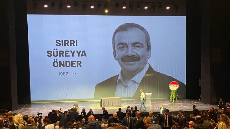 Sırrı Süreyya Önder’e veda: Sevenleri AKM’ye akın etti