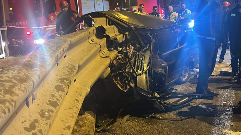 Sivas’ta Feci Kaza: Otomobil Bariyerlere Saplandı