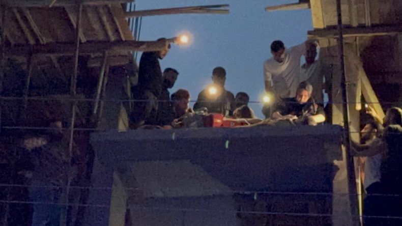 Şok Edici Kaza! Elindeki Metal Parça Yüksek Gerilim Hattına Değdi