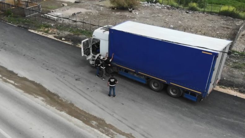 Şüphe Üzerine Durdurulan TIR’dan Tonlarca Kaçak Ürün Ele Geçirildi