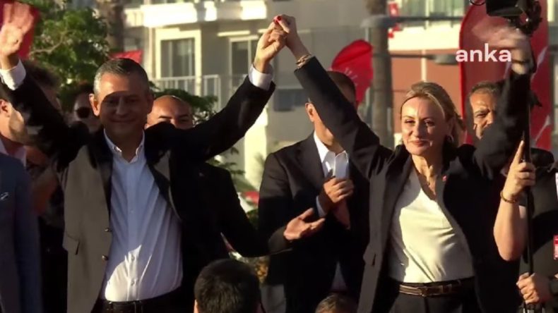 Sürprizimiz Var Diyerek Duyuruldu: Özgür Özel Rozeti İzmir’de Taktı