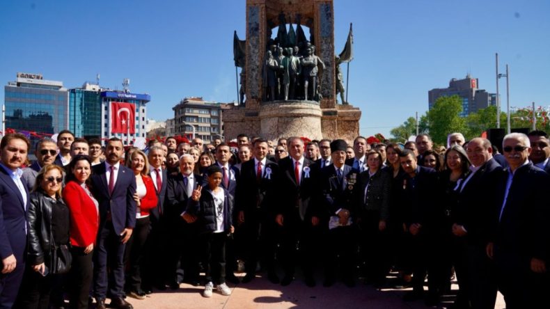 Taksim’de İmamoğlu’na Özgürlük Çağrısı