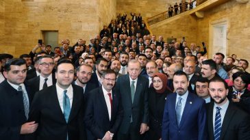 ‘Tarikatlar AKP’li kadınların kurdudur’