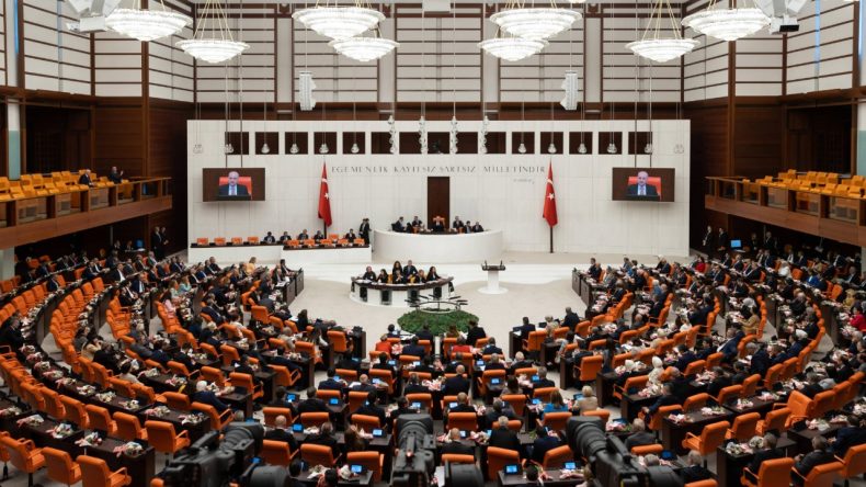 TBMM’de Silah Bırakma ve Fesih Gerginliği