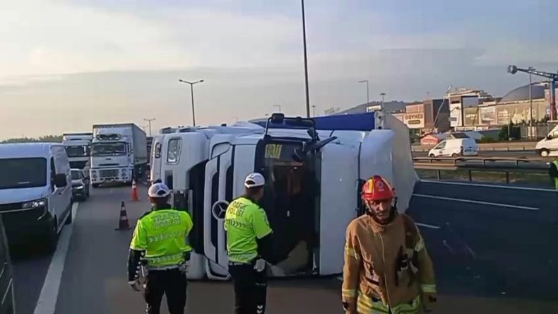TEM Otoyolu’nda Tır Devrildi: İstanbul Yönünde Trafik Sıkışıklığı