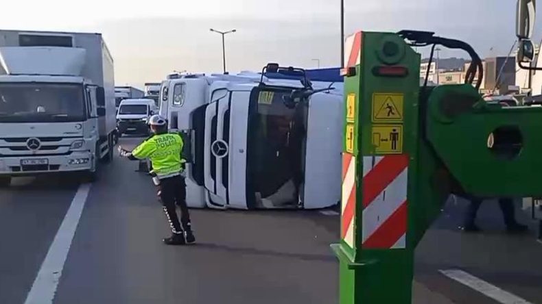 TEM Otoyolu’nda TIR Devrildi, Yol Tek Şeride Düştü