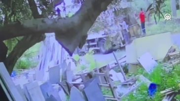 Temizlik İşçisi İki Kamyonun Arasında Kaldı