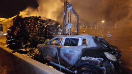TIR’a çarpan otomobil alev aldı: 2 kişi son anda kurtarıldı