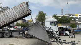 TIR’ın Damperi Üst Geçide Çarptı: Geçit Yıkıldı, Trafik Durdu