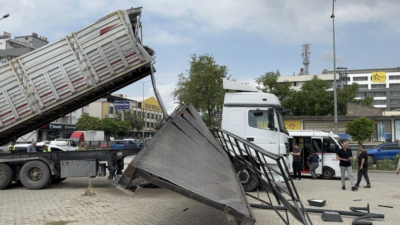 TIR’ın Damperi Üst Geçide Çarptı: Geçit Yıkıldı, Trafik Durdu