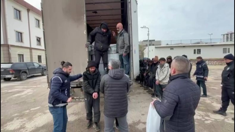 TIR’daki Gizli Bölmeden Onlarca Göçmen Çıktı