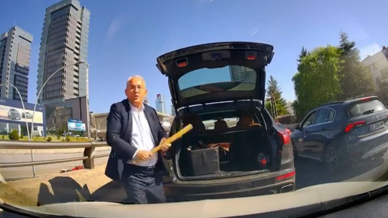 Trafikte Tartıştığı Sürücünün Üzerine Beyzbol Sopasıyla Yürüdü