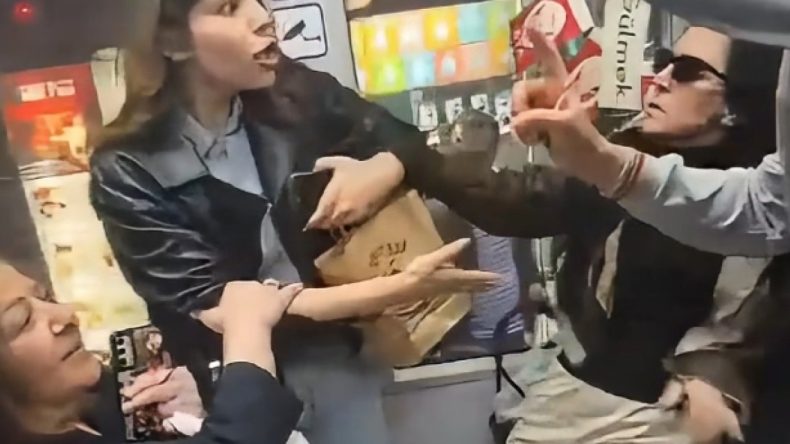 Tramvayda İki Kadın Arasında Kavga Ortaya Çıktı