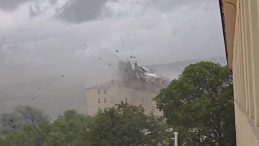 Tunceli’de Fırtına Çatıları Uçurdu