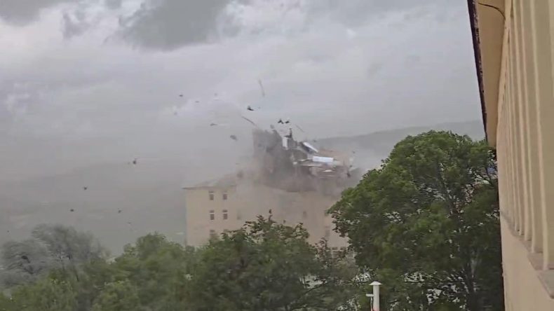 Tunceli’de Fırtına Çatıları Uçurdu